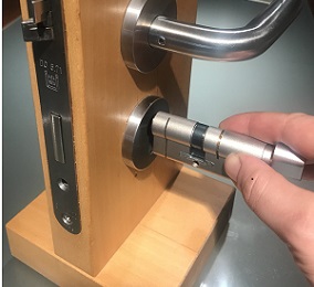 Çelik Kapı kilit göbeği barel nasıl değiştirilir ?